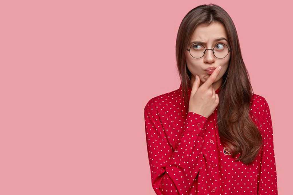 Mulher jovem usando roupa vermelha ilustra nosso artigo sobre: Autocuidado: quais os principais tipos? Referência de imagem: Camisa foto criado por wayhomestudio – br.freepik.com