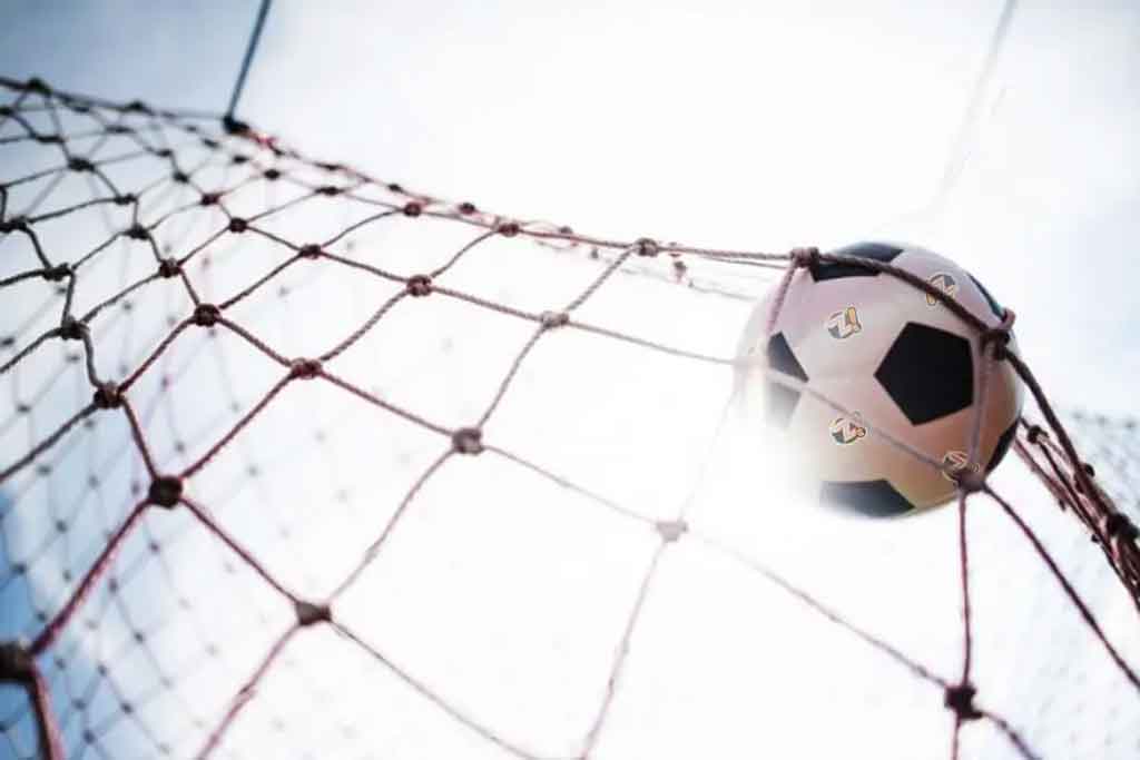 Bola de futebol tocando a rede em sonho com marcar gol 
