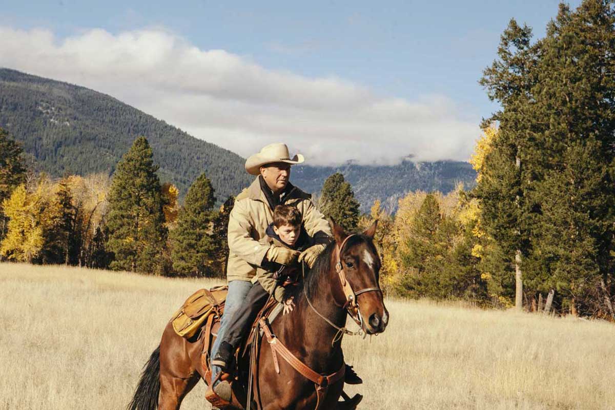 Jhon Dutton cavalga pelo rancho Chief Joseph Ranch (Montana) ilustrando nosso artigo sobre: fazendas da série Yellowstone.